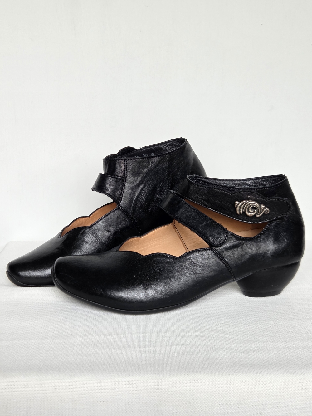 Think! Women's Aida Mary Jane Comfort Shoe Black Leather Size36(US5)